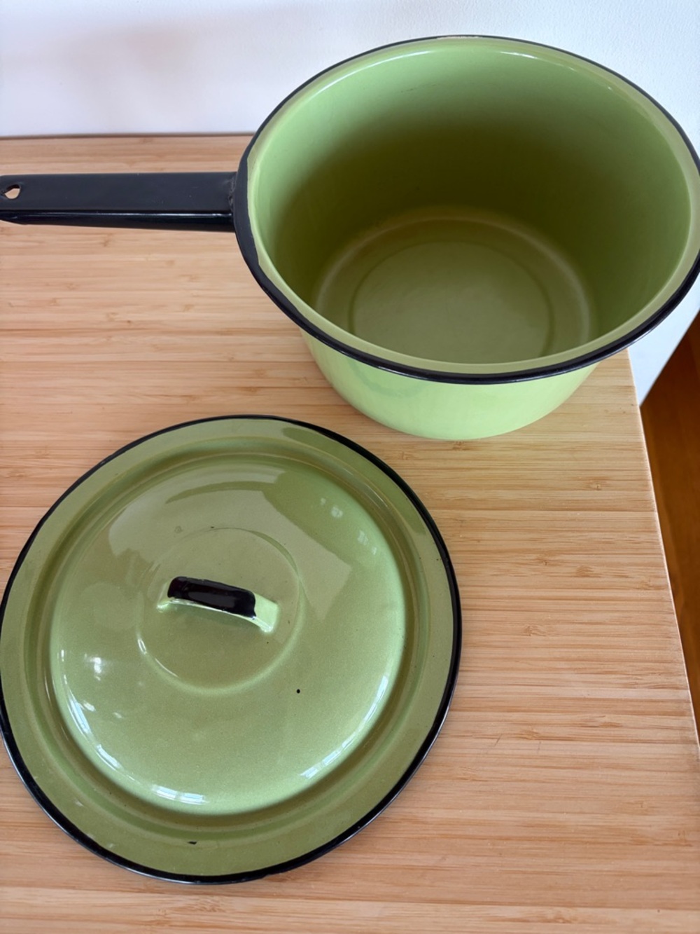 Vintage Sage Green Enamelware Saucepan with Lid Camping Cottagecore Farmhouse - Picture 3 of 8